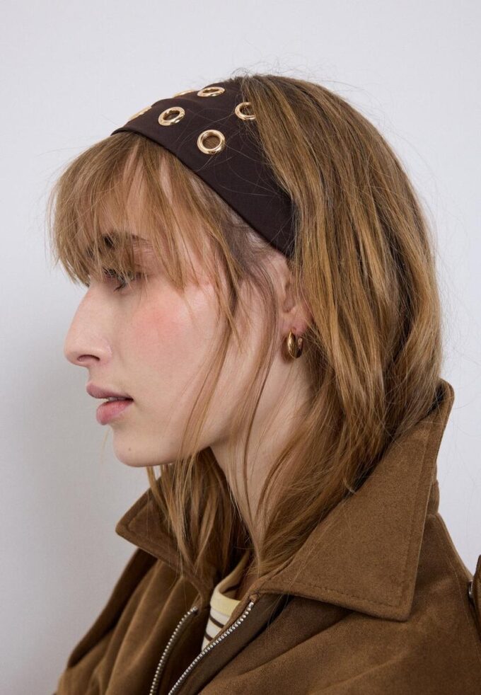 Sett med 2 pelshårbånd med nitter