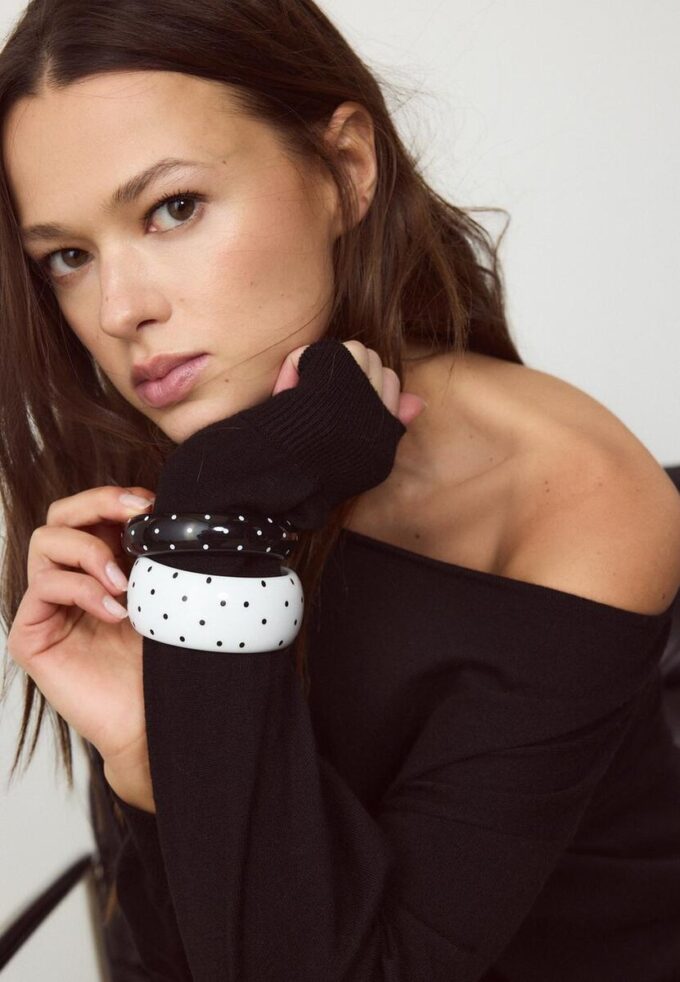 Sett med 2 prikkete armbånd