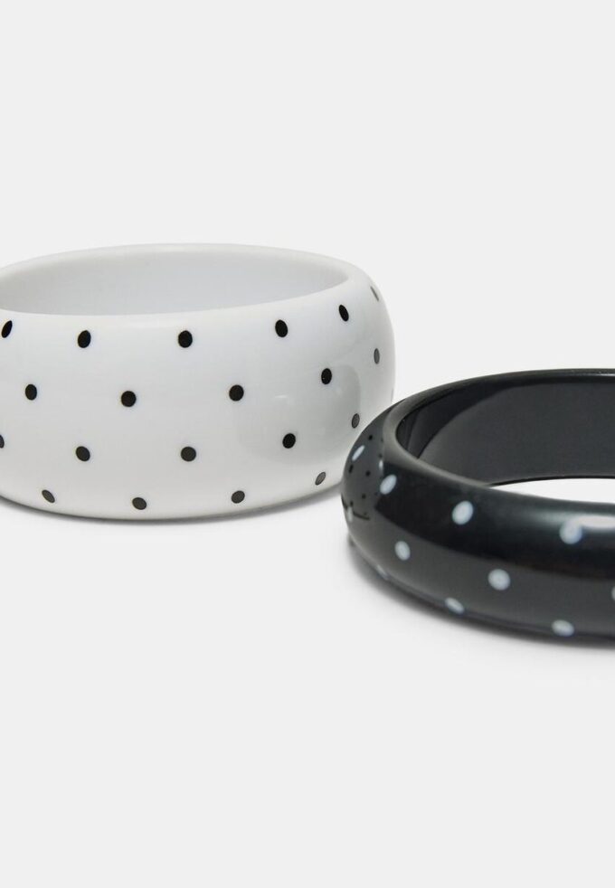 Sett med 2 prikkete armbånd