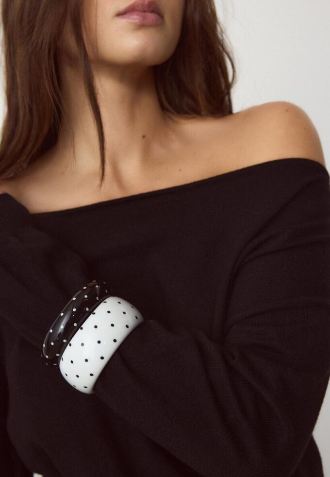 Sett med 2 prikkete armbånd