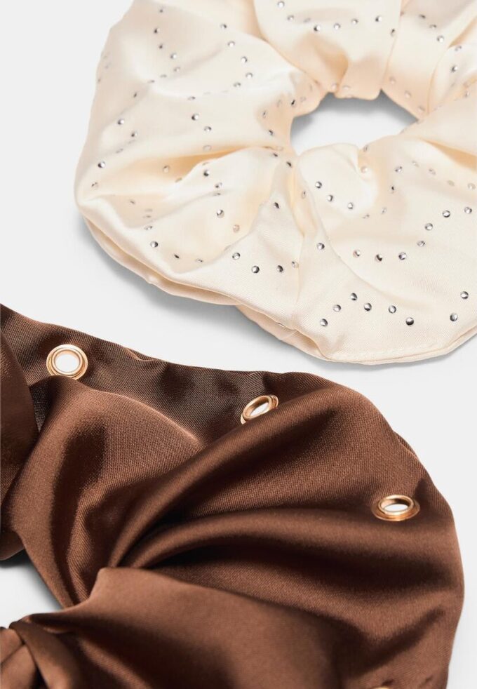 Sett med 2 scrunchies med nitter