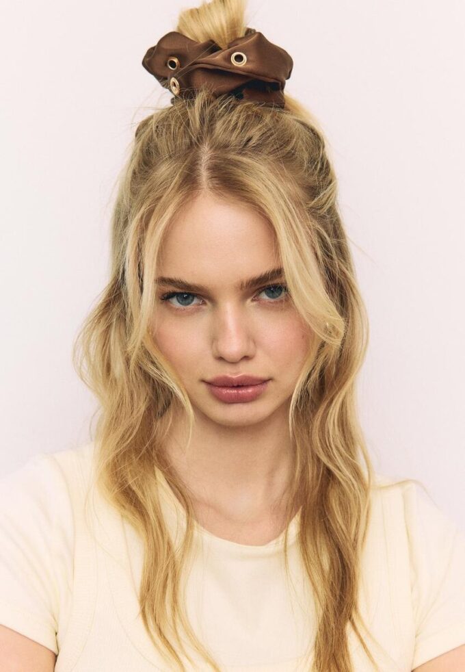 Sett med 2 scrunchies med nitter