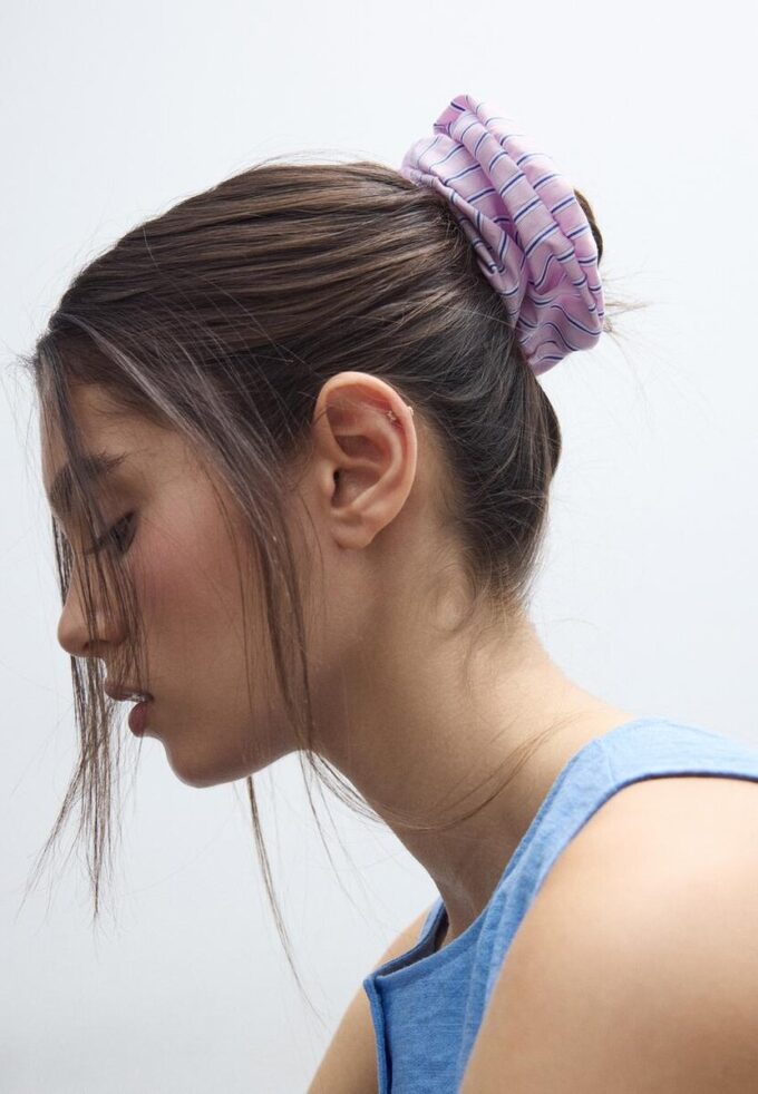 Sett med 2 stripete hårstrikker