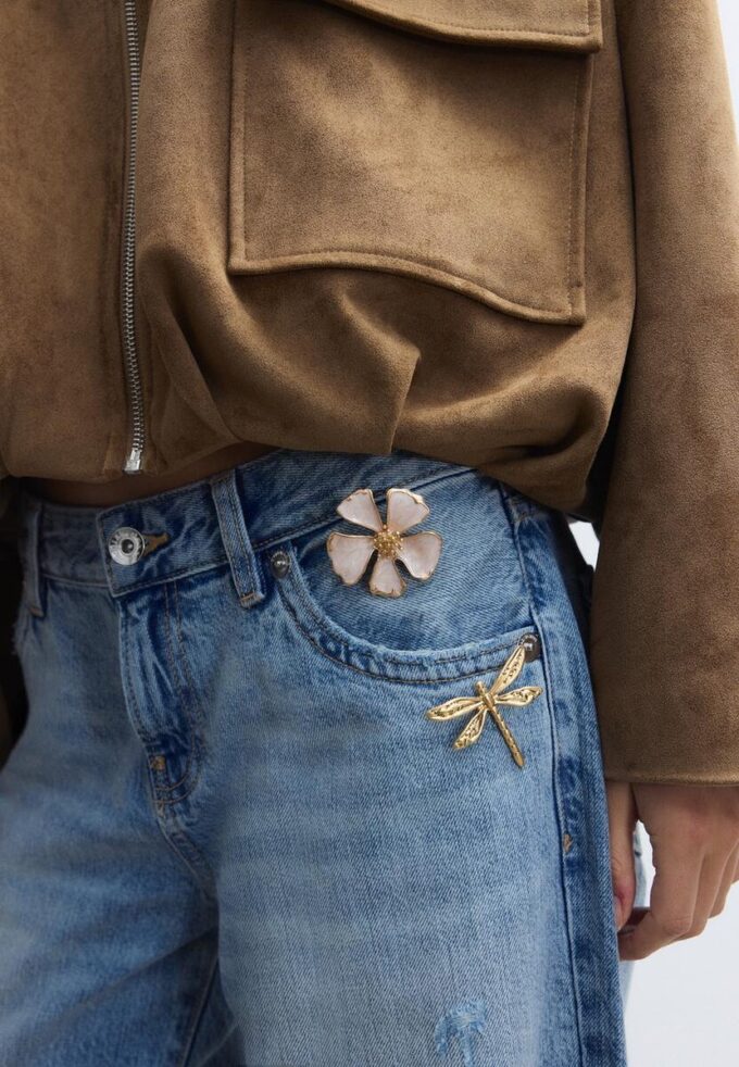 Sett med 2 øyenstikker- og blomsterbrosjer