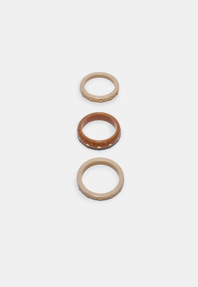 Sett med 3 stive armbånd med nitter