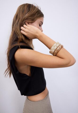 Sett med 3 stive armbånd med nitter