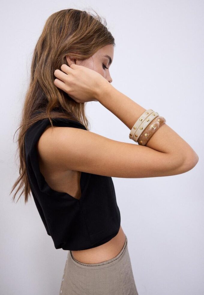 Sett med 3 stive armbånd med nitter