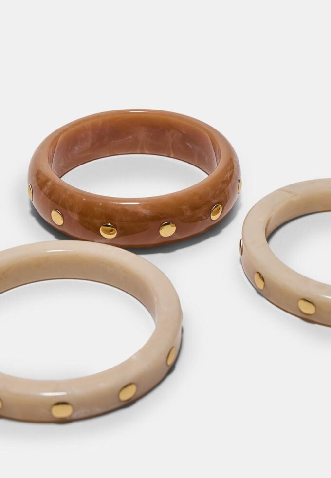 Sett med 3 stive armbånd med nitter