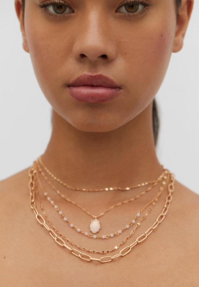 Sett med 5 halskjeder med rosa stein