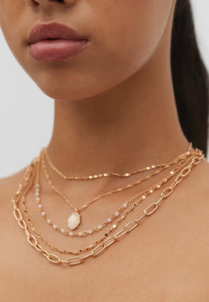 Sett med 5 halskjeder med rosa stein