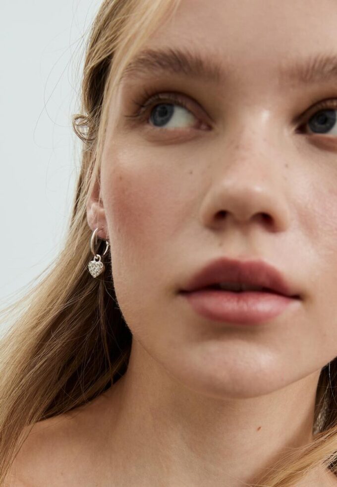 Sett med 9 hjerte- og hoop-øreringer