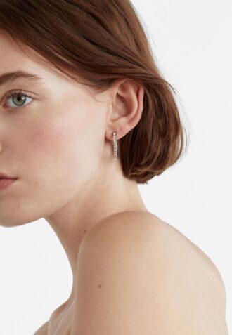 Sett med 9 par hoop-øreringer med rhinestones og perler