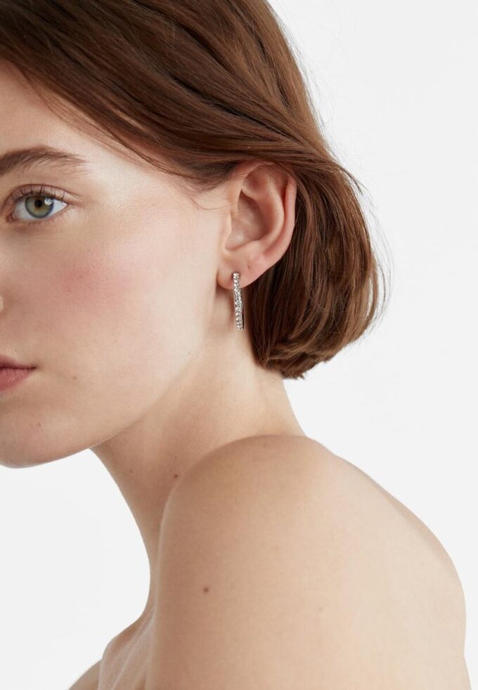 Sett med 9 par hoop-øreringer med rhinestones og perler