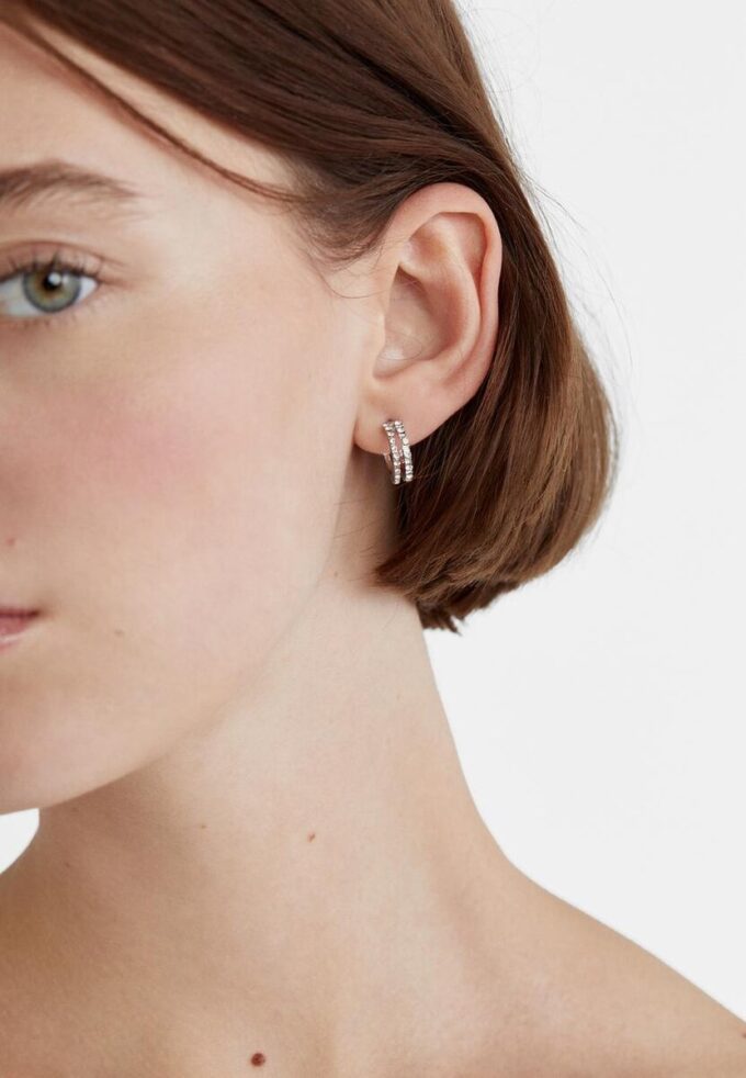 Sett med 9 par hoop-øreringer med rhinestones og perler