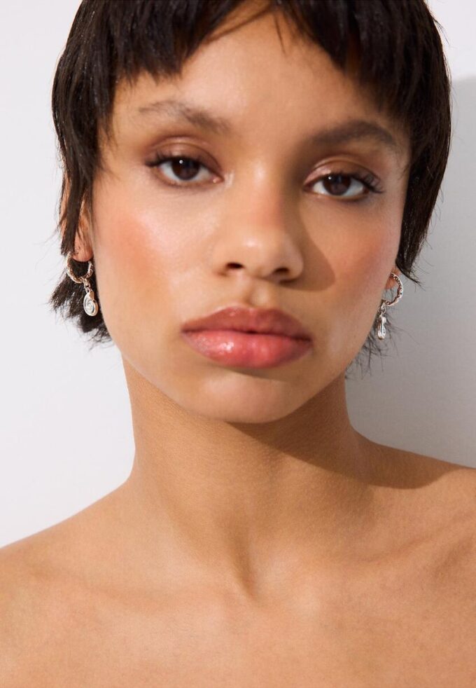 Sett med 9 øreringer med rhinestones og sjøstjerner