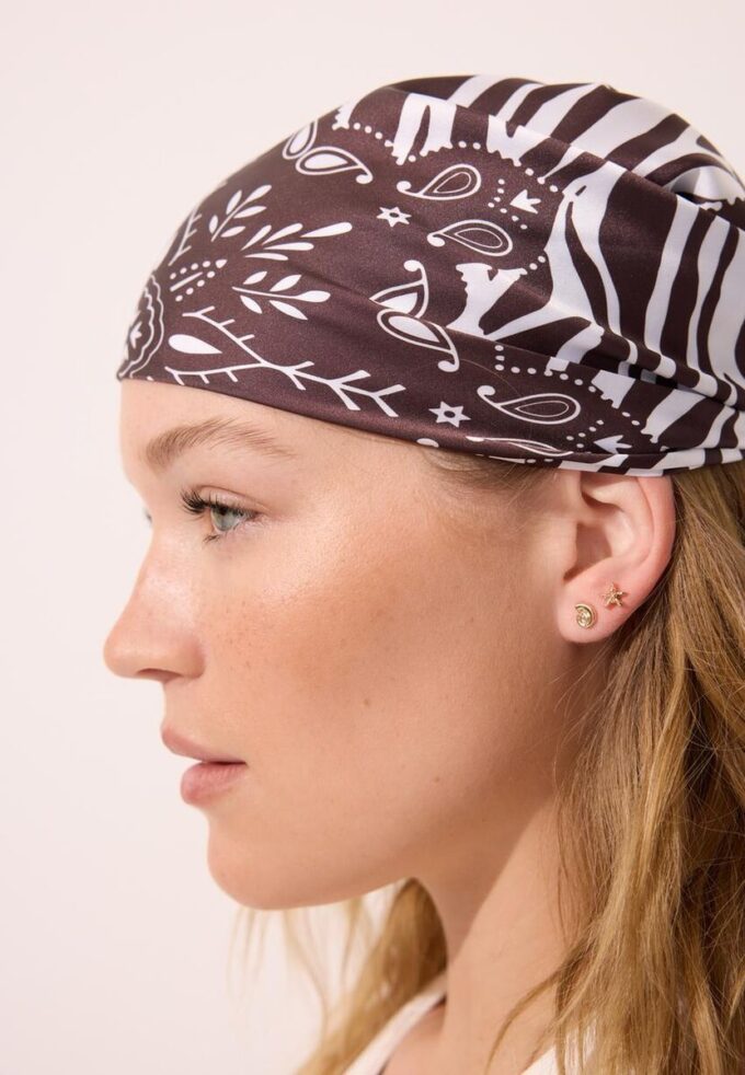 Sett med 9 øreringer med rhinestones og sjøstjerner