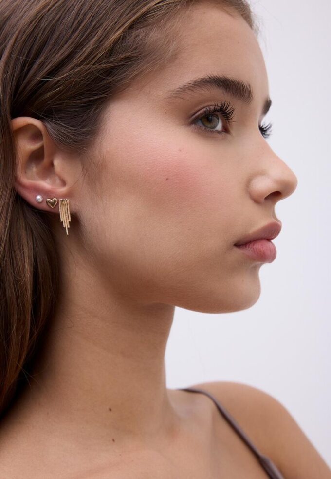 Sett med 9 øreringer med sommerfugl og imiterte perler