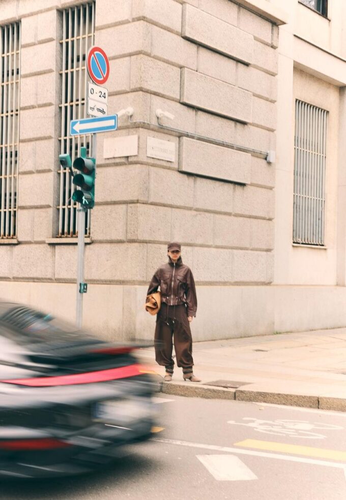 Skinnjakke med lommer og justerbar midje