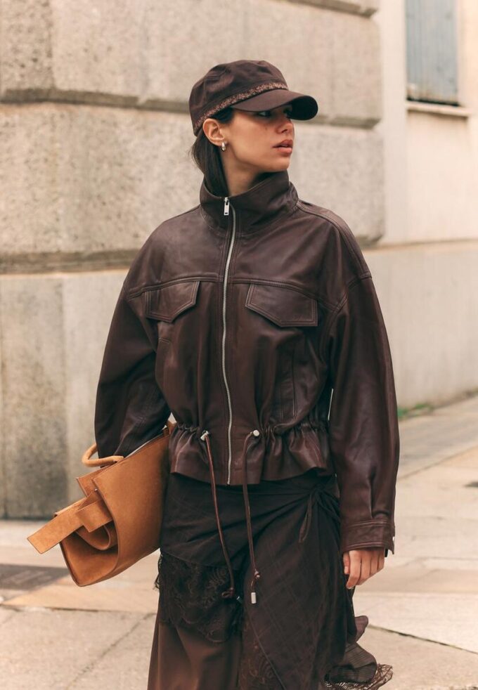 Skinnjakke med lommer og justerbar midje