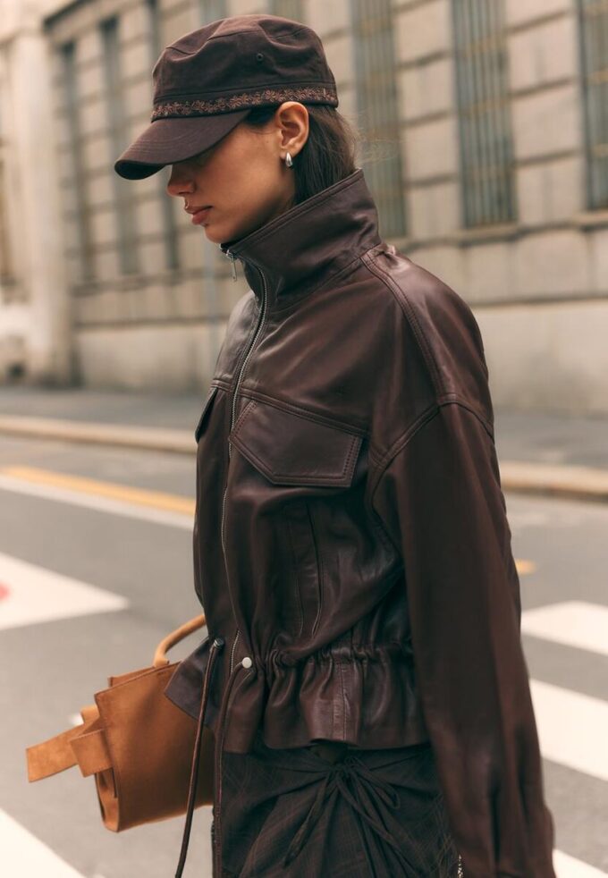 Skinnjakke med lommer og justerbar midje