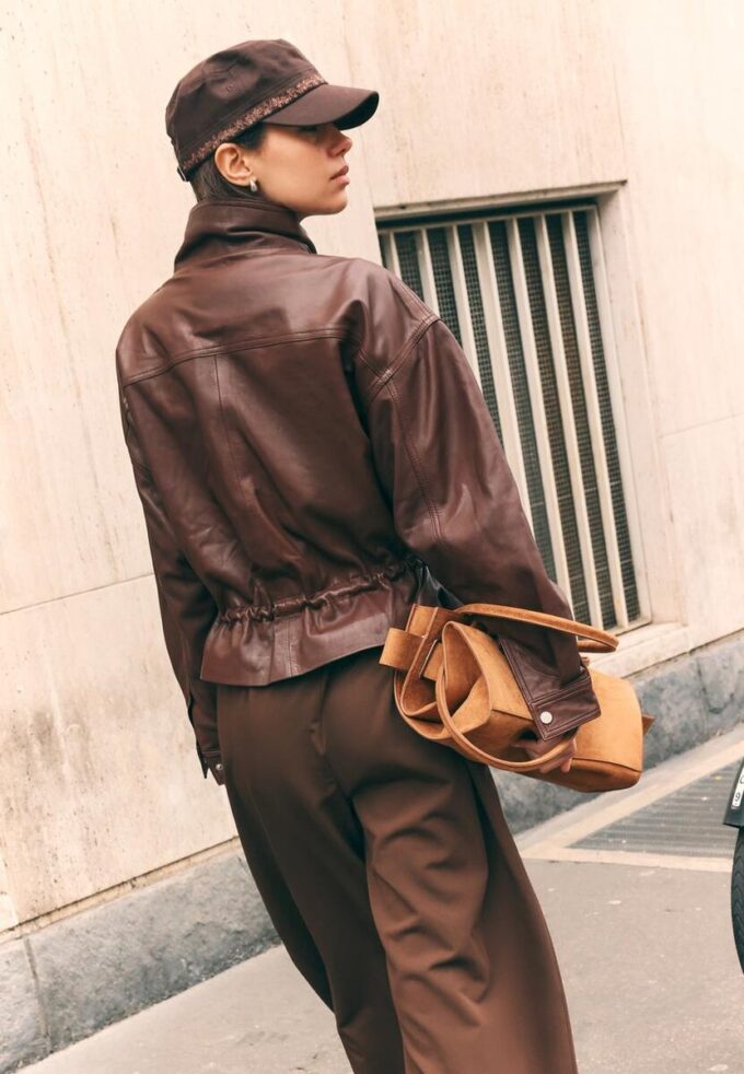 Skinnjakke med lommer og justerbar midje