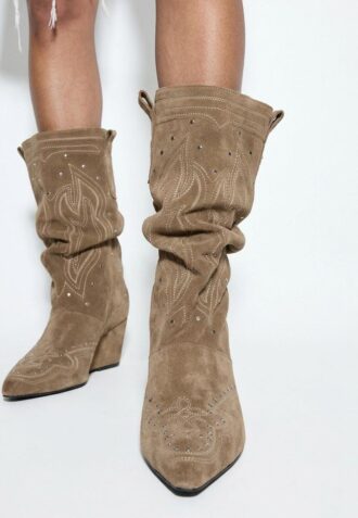 Skinnstøvler med kilehæl