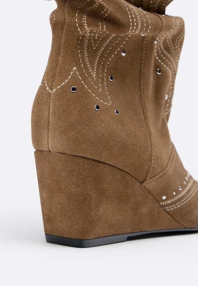 Skinnstøvler med kilehæl