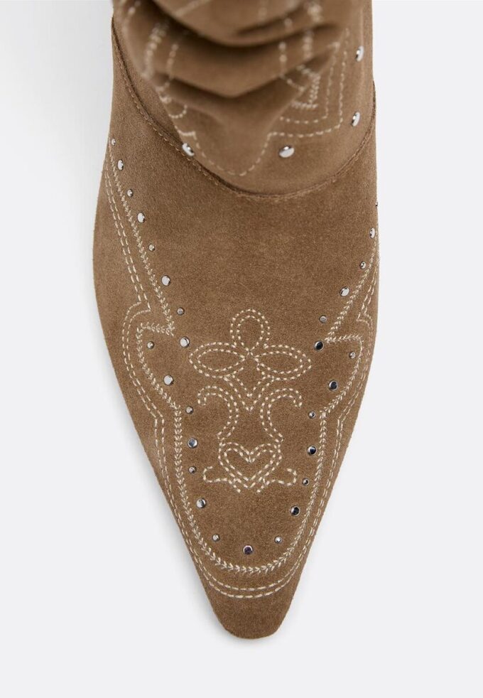 Skinnstøvler med kilehæl