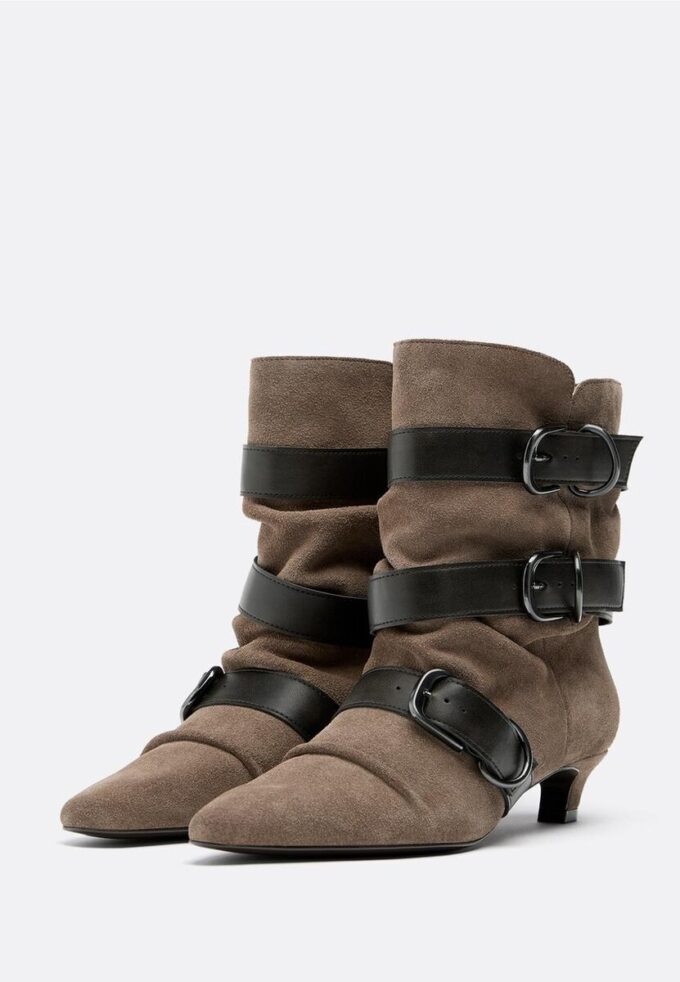 Skinnstøvletter med lav hæl og belter