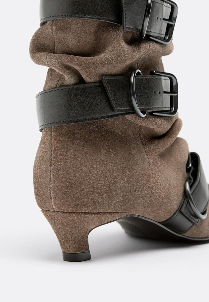 Skinnstøvletter med lav hæl og belter