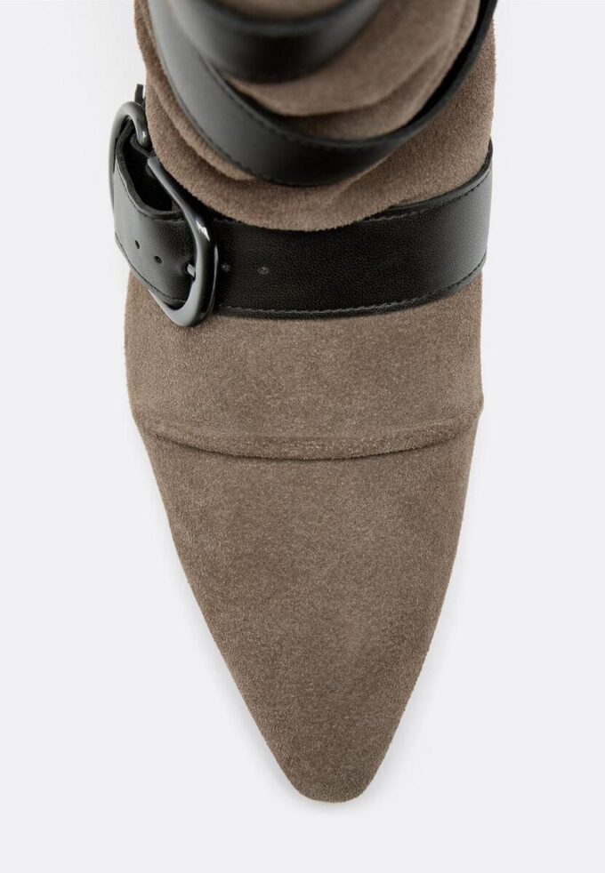 Skinnstøvletter med lav hæl og belter