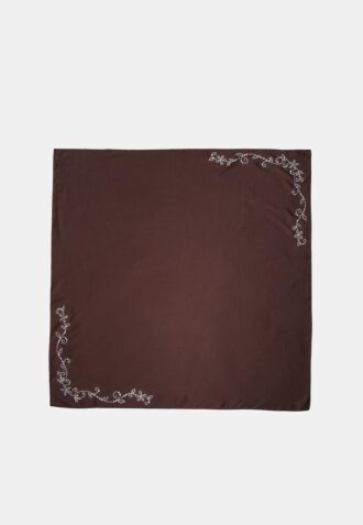 Skjerf med bit-detalj