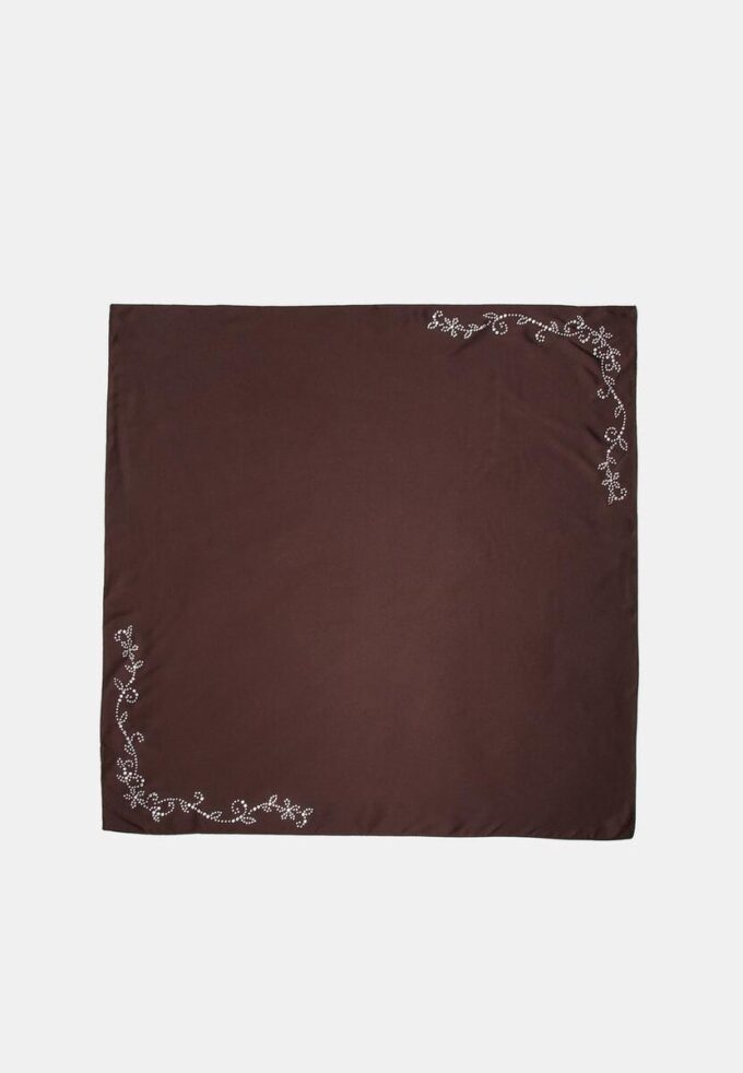 Skjerf med bit-detalj