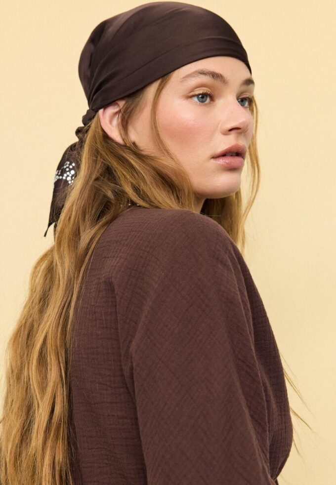 Skjerf med bit-detalj