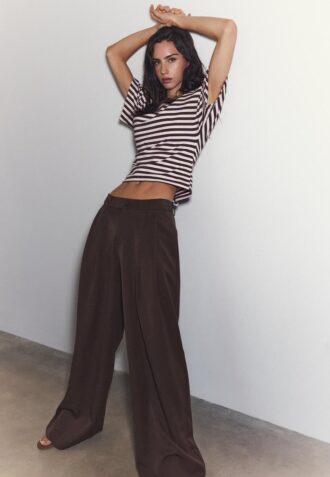 Skreddersydde bukser med vid ben og innsnitt