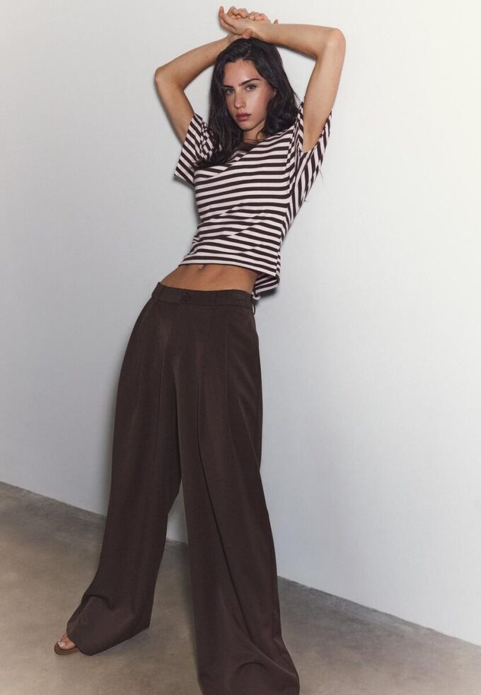 Skreddersydde bukser med vid ben og innsnitt