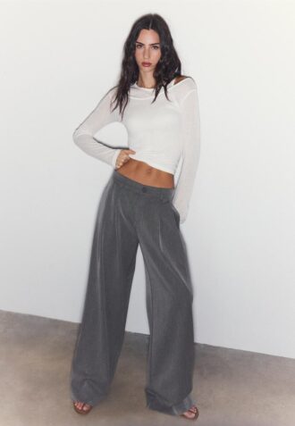 Skreddersydde bukser med vid ben og innsnitt