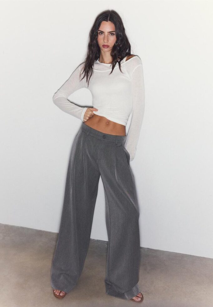 Skreddersydde bukser med vid ben og innsnitt