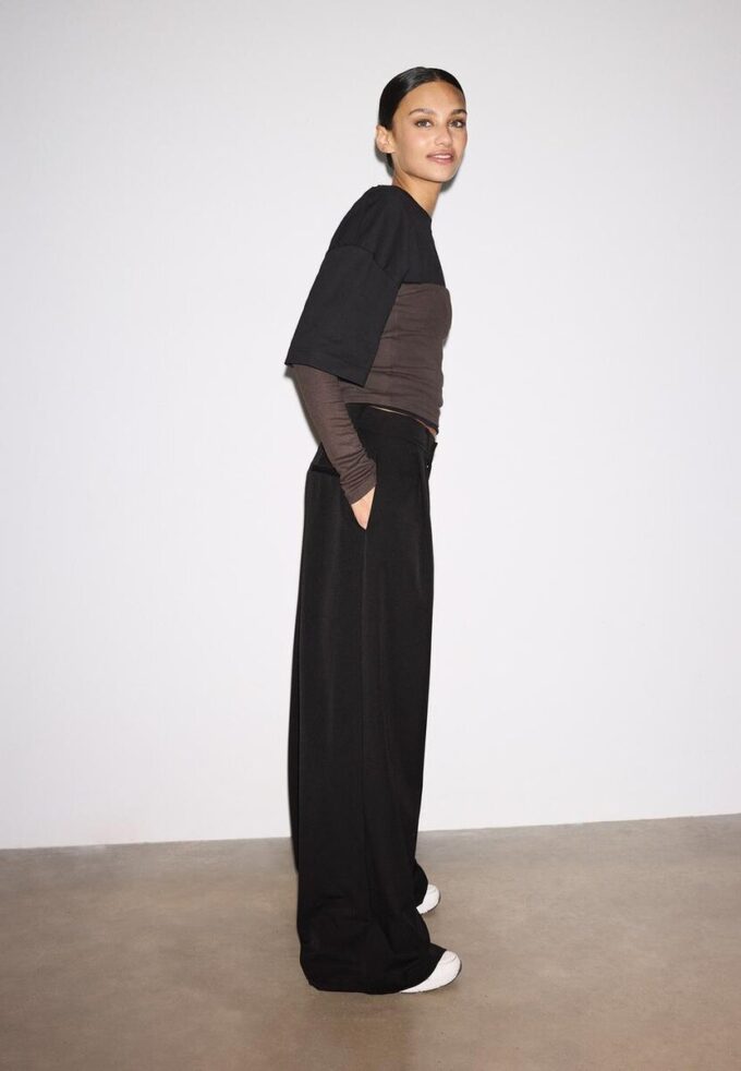 Skreddersydde bukser med vid ben og innsnitt