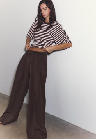 Skreddersydde bukser med vid ben og innsnitt