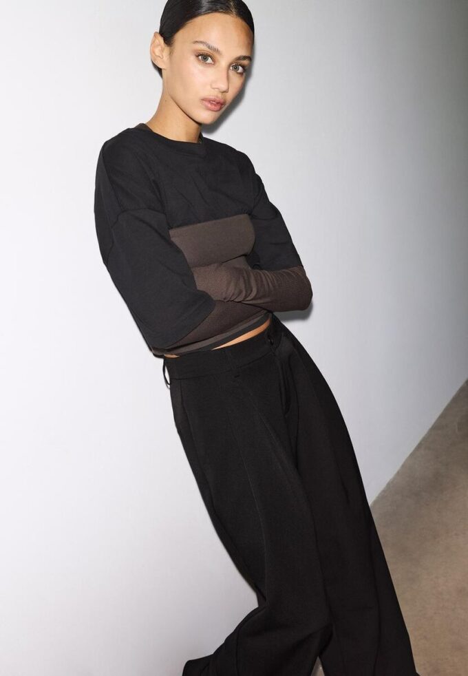 Skreddersydde bukser med vid ben og innsnitt