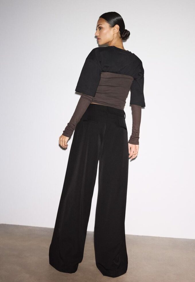 Skreddersydde bukser med vid ben og innsnitt