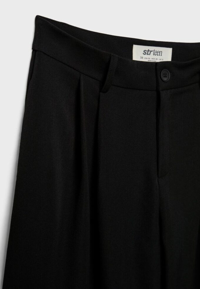 Skreddersydde bukser med vid ben og innsnitt