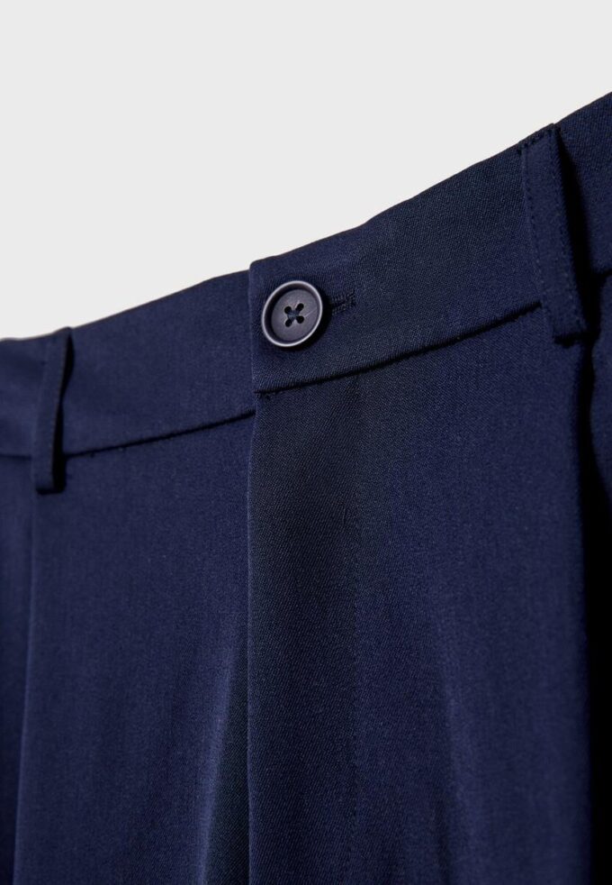 Skreddersydde bukser med vid ben og innsnitt