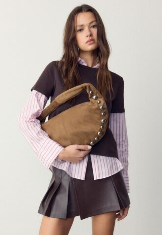 Skulderveske i imitert semsket skinn med nitter