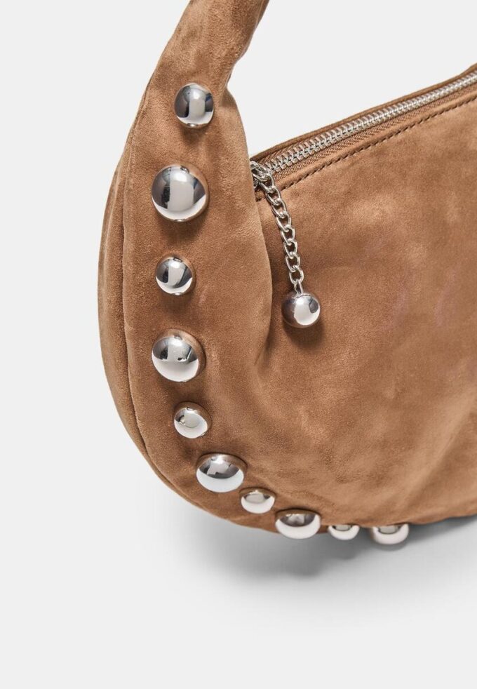 Skulderveske i imitert semsket skinn med nitter