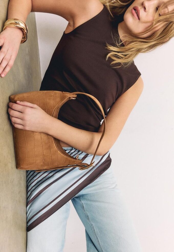 Skulderveske i imitert semsket skinn med spennedetaljer