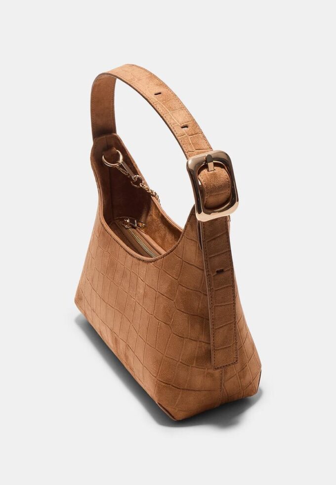 Skulderveske i imitert semsket skinn med spennedetaljer