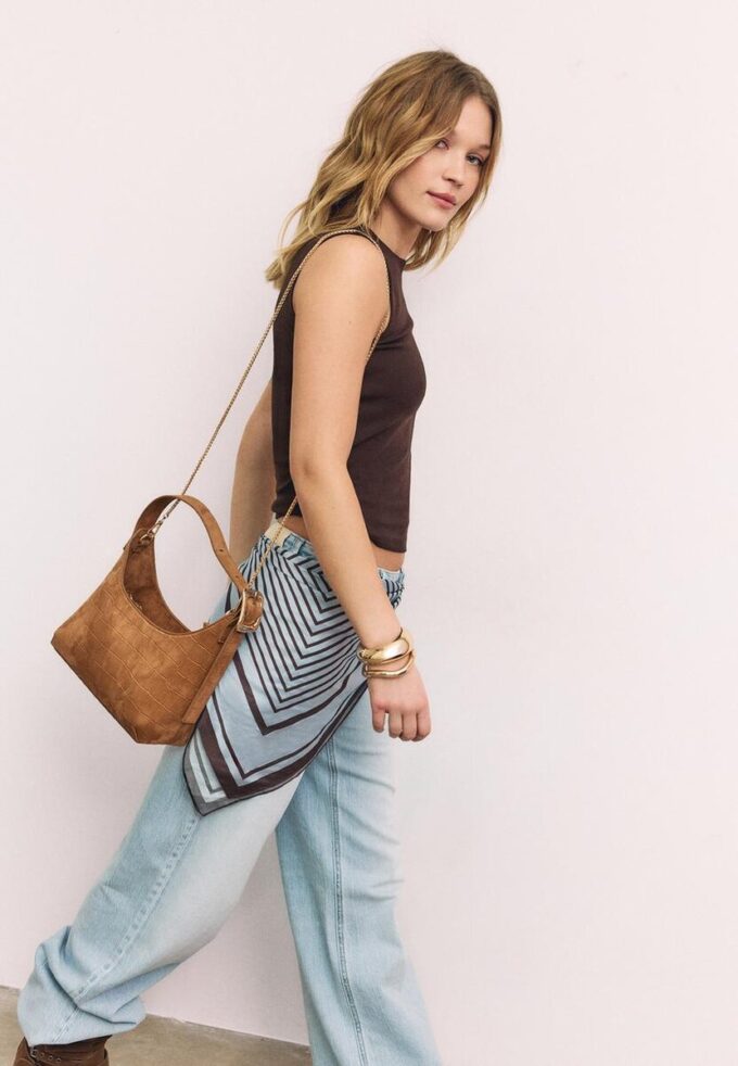 Skulderveske i imitert semsket skinn med spennedetaljer