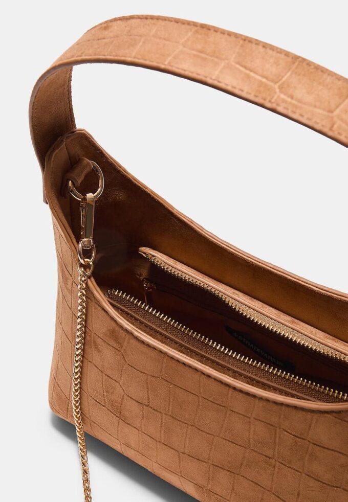 Skulderveske i imitert semsket skinn med spennedetaljer